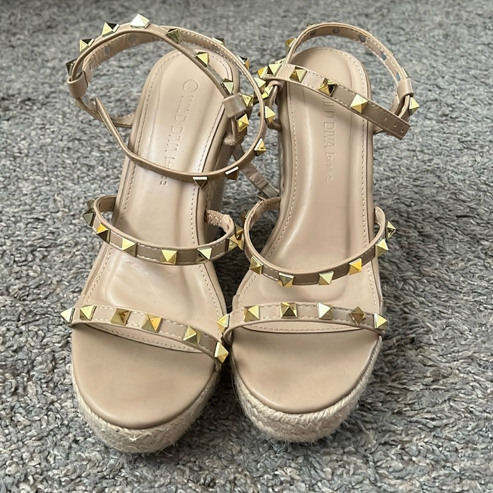 Pretty Energy Studded Wedges - Nude
Size: 7